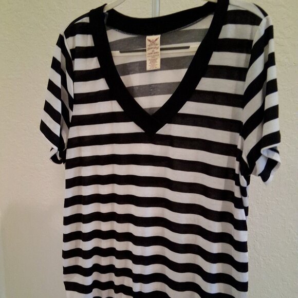 V-Neck Banded Bottom Short Sleeve Shirt - Picture 1 of 3